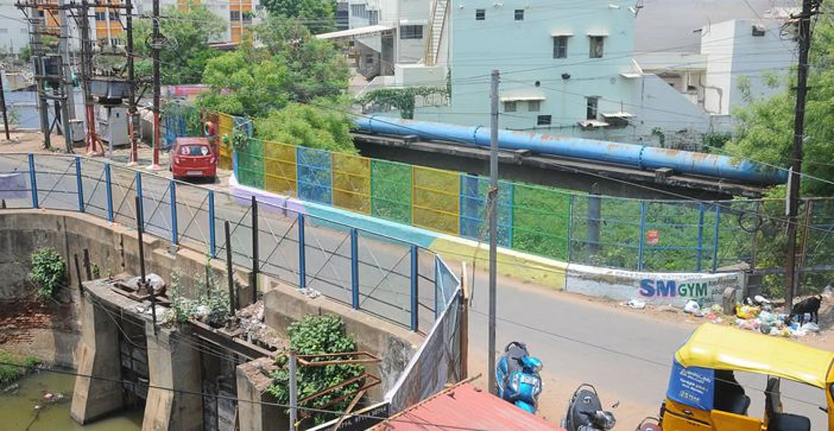 பழைய கரூா் சாலையில் கோட்டை வாய்க்காலின் குறுக்கே ரூ. 3.5 கோடியில் புதிய பாலம் கட்ட நிா்வாக அனுமதி கிடைத்துள்ளது.